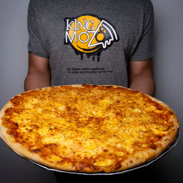 🍕 KING MOZO - Pizzería Solo Delivery
¡Bienvenidos al sabor que nació para compartirse! En King Mozo preparamos pizzas artesanales con ingredientes seleccionados y combinaciones únicas que te harán repetir.
Desde nuestra clásica Bucanero hasta el irresistible Queso Extremo, cada pizza está hecha con pasión, generosidad y un toque especial.
📦 Delivery rápido, caliente y seguro.
📍 Solo en Cienfuegos 
¡HECHA PARA COMPARTIR!