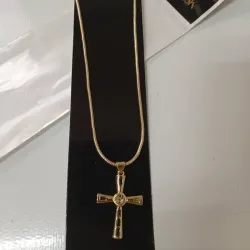 Cadena con crucifijo con enchape en oro 18K