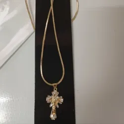 Cadena con crucifijo con enchape en oro 18K