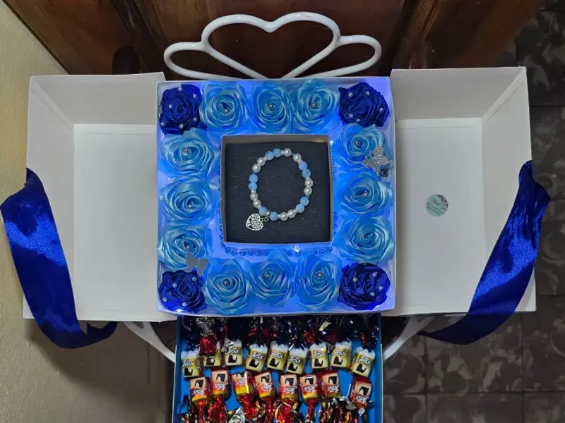 Caja con rosas y bombones