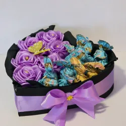 Caja de corazon con rosas y bombones