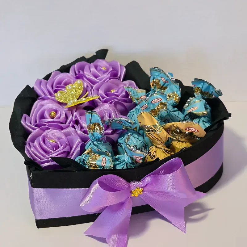 Caja de corazon con rosas y bombones