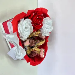 Caja mini con rosas y bombones