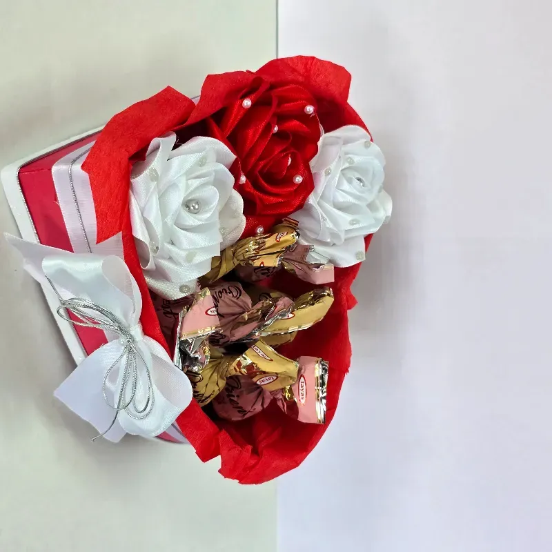Caja mini con rosas y bombones