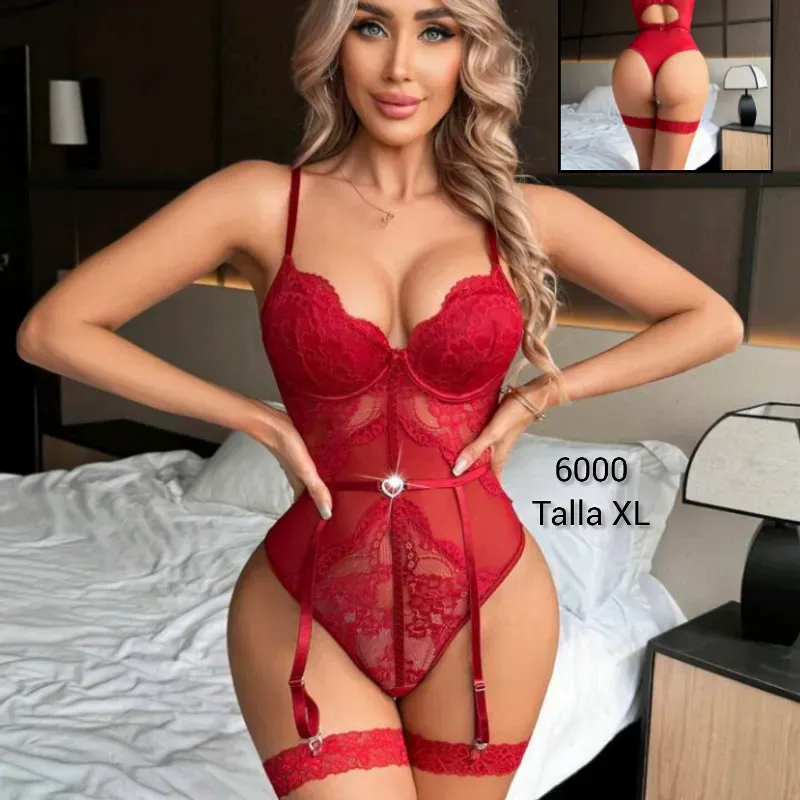 Body de encaje con bondage y ligueros 