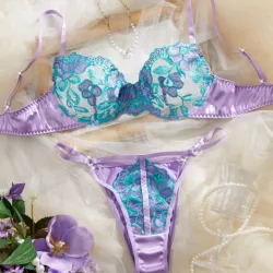 Conjunto de lencería ajustable en ambas piezas, encaje y tela satinada 