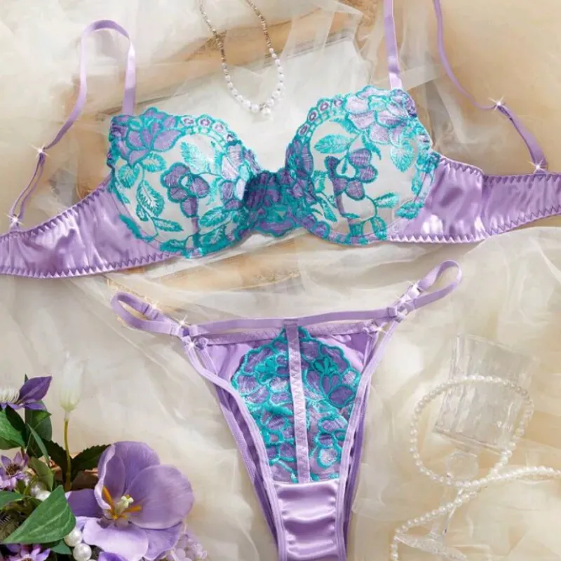 Conjunto de lencería ajustable en ambas piezas, encaje y tela satinada 