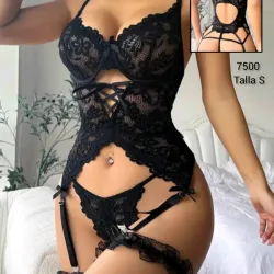 Conjunto de lencería tipo corset, con aros y ligueros 