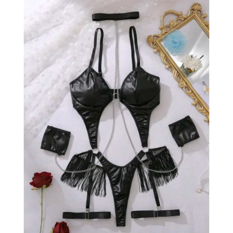 Lencería tipo body con cadenas 