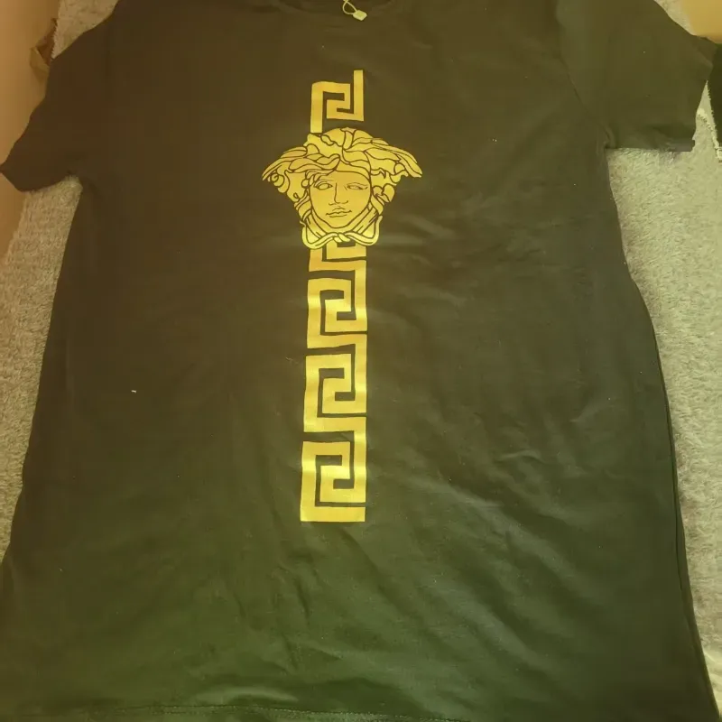 🖤 Camiseta Negra con Detalle Dorado – Estilo Urbano Premium ✨