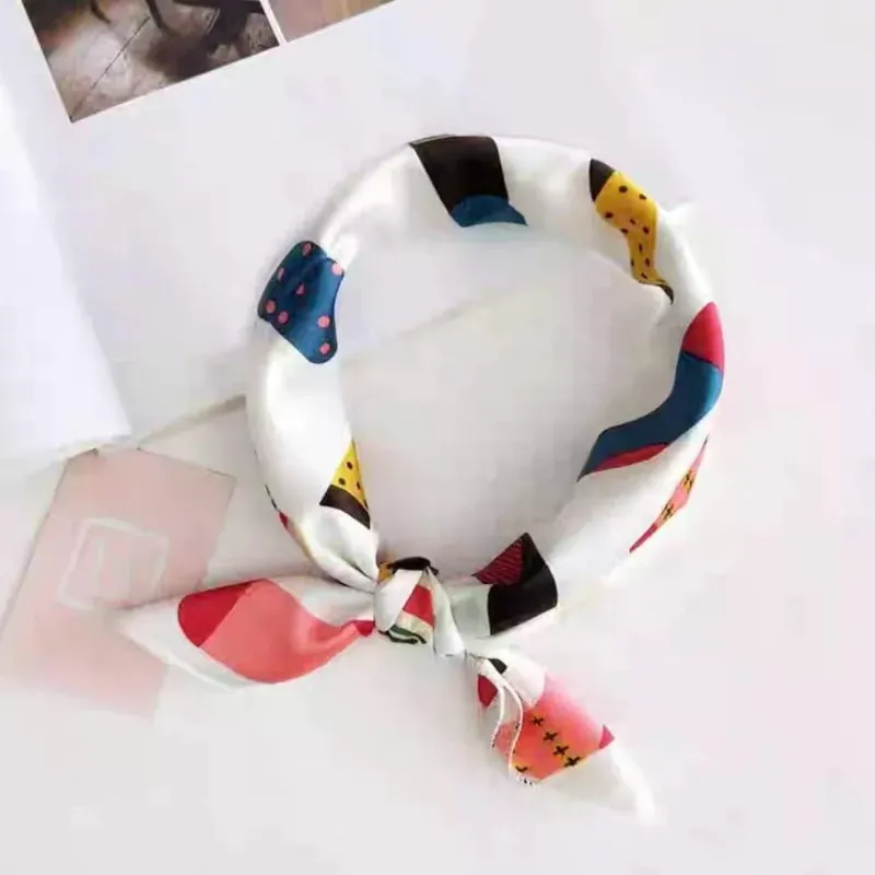 🎨 Pañuelo blanco con estampado multicolor – alegre y moderno 💫