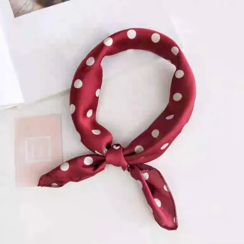 ❤️ Pañuelo rojo de lunares blancos – accesorio elegante y versátil 🎀