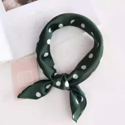 💚 Pañuelo verde con lunares blancos – elegante y moderno 🎀