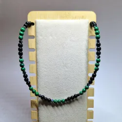 Collar corto de malaquita verde,ónix negro y acerina