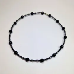 Collar corto de ónix negro y acerina