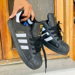 Adidas Superstar Negras con franjas Blancas  