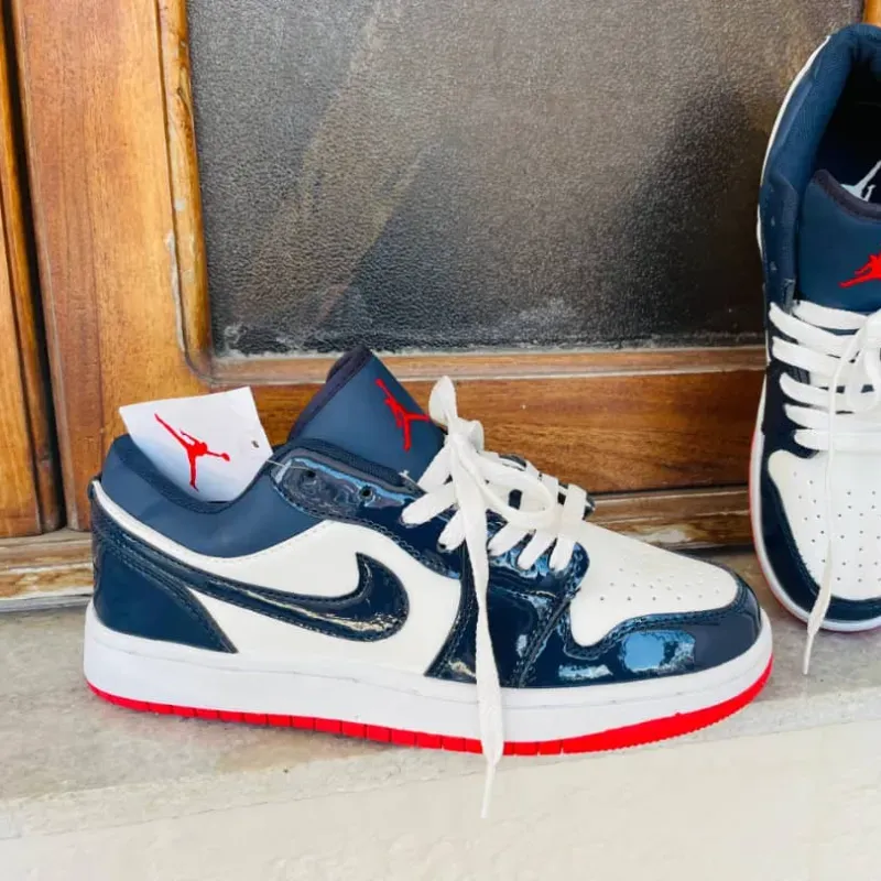 Air Jordan Azul y Blanco con detalles Rojos  