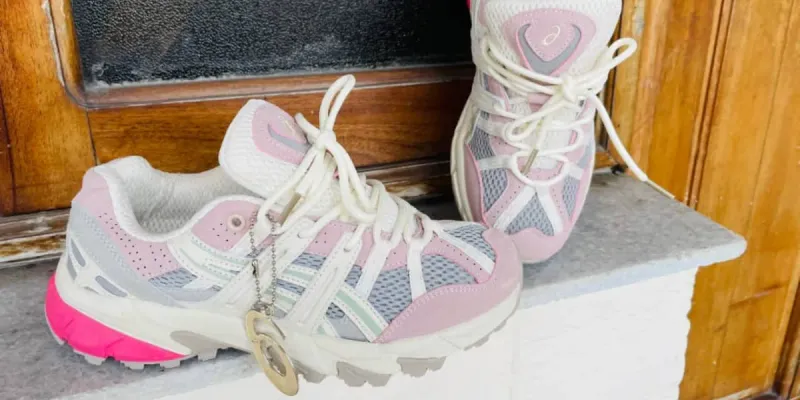 Asics Rosa con detalles Gris y Blanco(G5) 