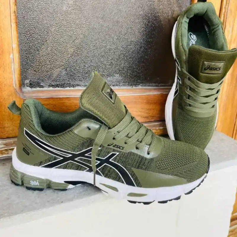 Asics Verde Olivo con detalles Blancos y Negros.  