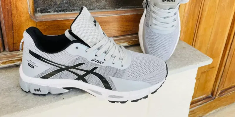 Asisc Gris con detalles Negros  