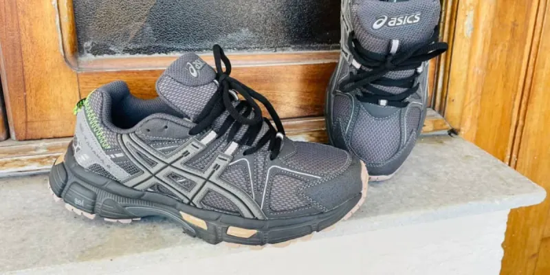 Asisc Gris Obscuro con cordones Negros(G5) 