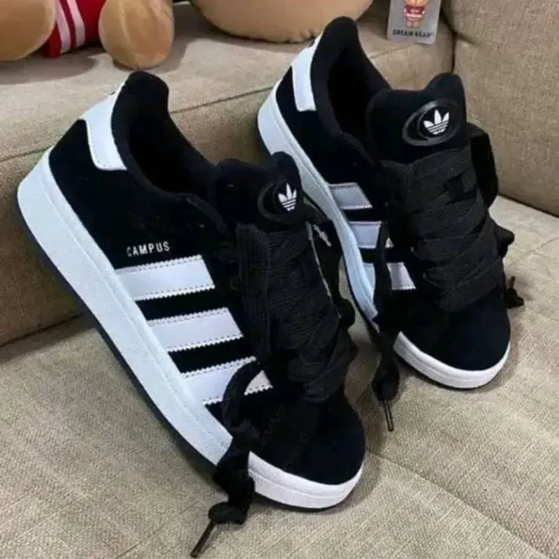 Campus negros con la suela negra 