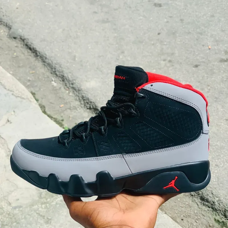 Jordan negras con detalles rojas y grises 