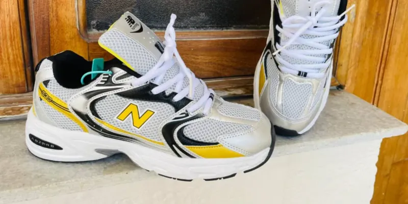 New Balance 530 Gris con detalles Amarillo  