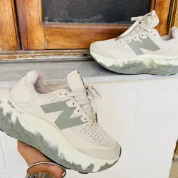 New Balance Beige con la *N* Verde 