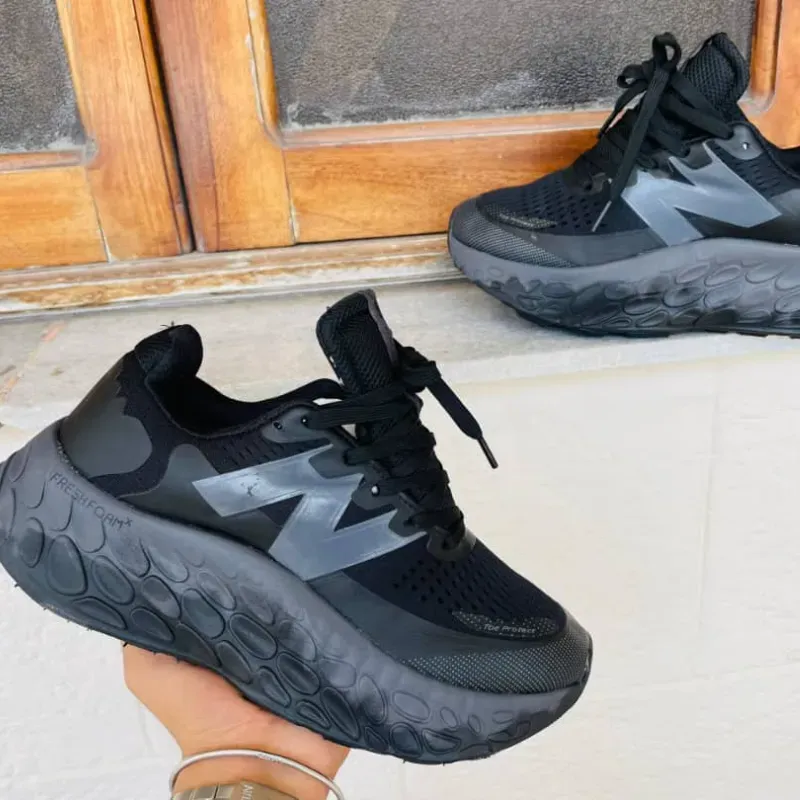 New Balance Negros con la *N* en Gris  
