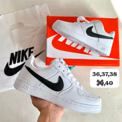 Nike AFI blancos con el listón en negro 