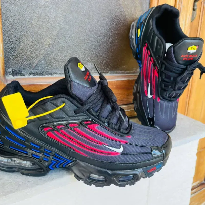 Nike Air Max Tn Plus Negro con detalles en Rojo y Azul 