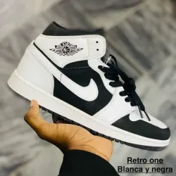 Retro One blancas con detalles negros 