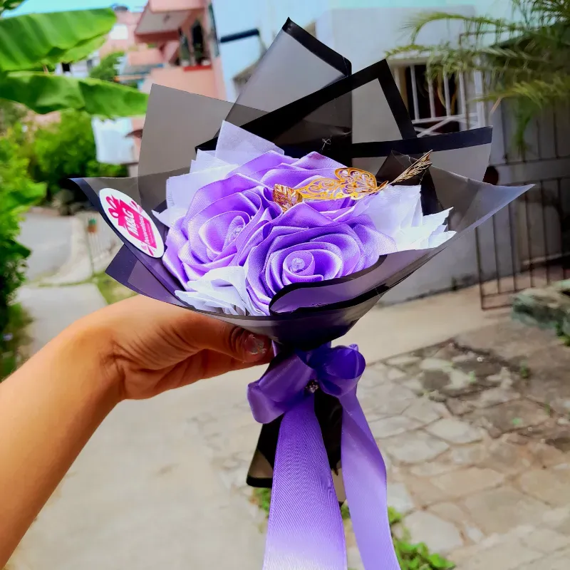 3 rosas en satin ❤️