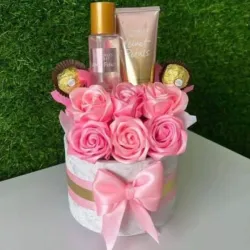 Bucket de rosas + bombones+ combo de perfume + crema