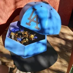 Caja en forma de gorra