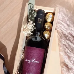 Caja rellena de botella de vino 