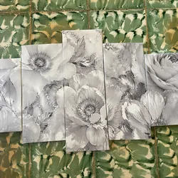 Flores blancas y plateadas