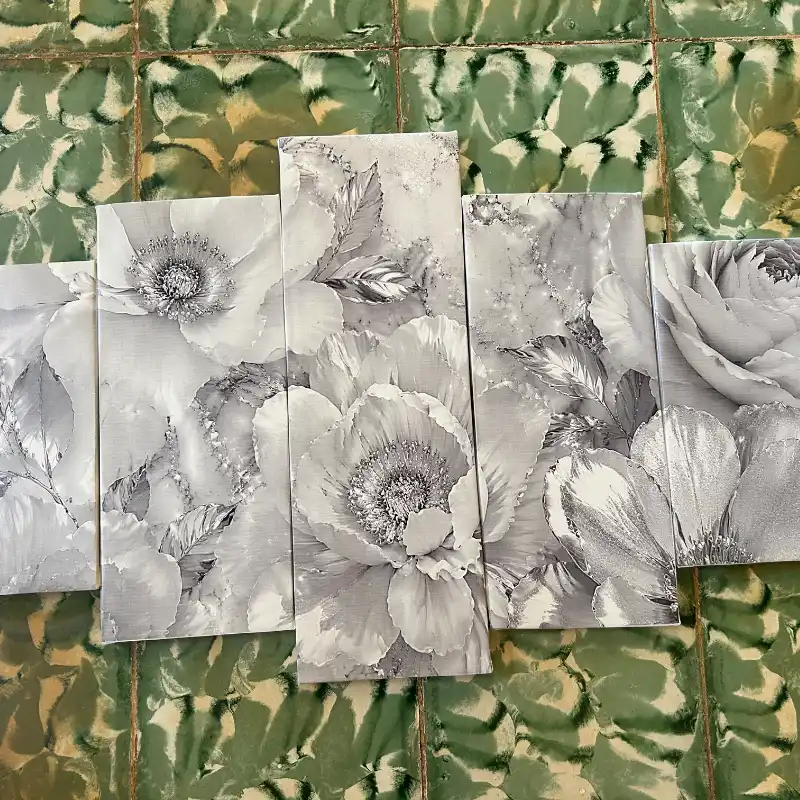 Flores blancas y plateadas