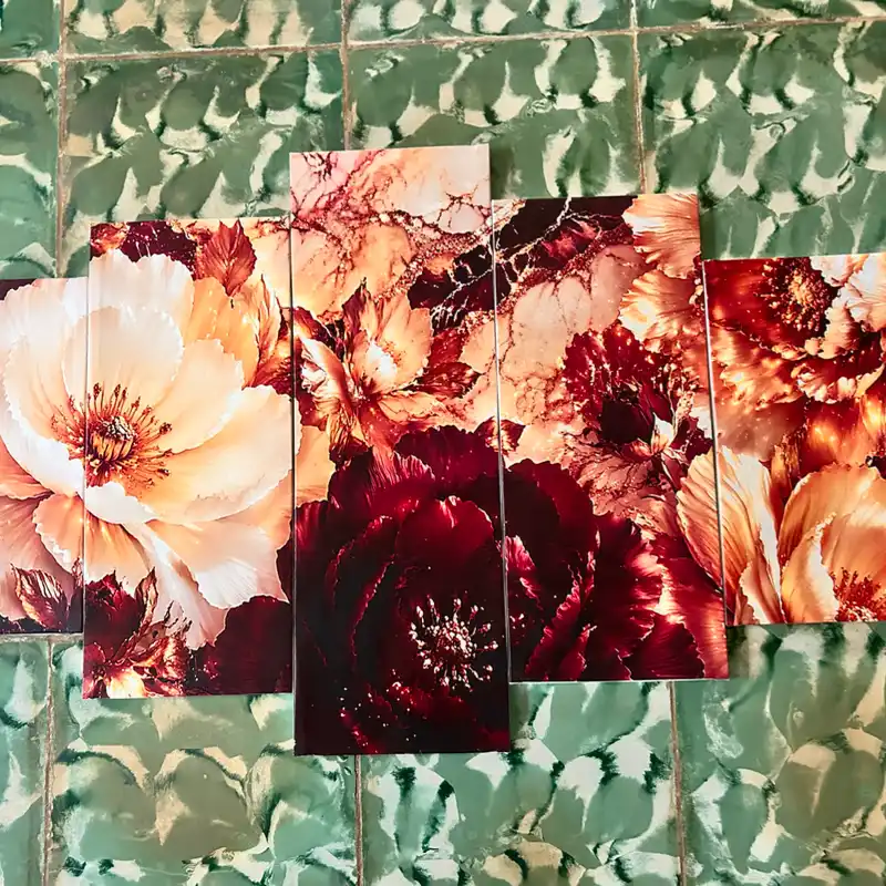 Flores doradas y rojas