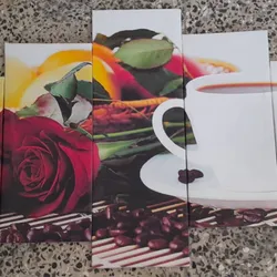 Taza blanca con flor roja