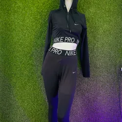 Conjunto deportivo de licra con capucha Nike