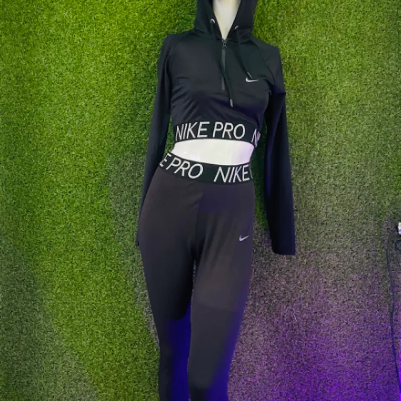 Conjunto deportivo Nike de licra y sudadera con capucha 