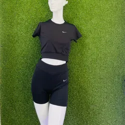 Conjunto deportivo de licra corta con tope Nike
