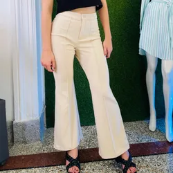 Pantaloneta beige acampanada elegante 