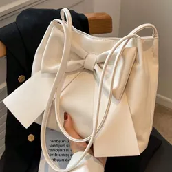 Bolso grande blanco con lazo