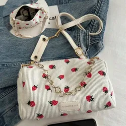 Bolso mediano con estampado de fresitas