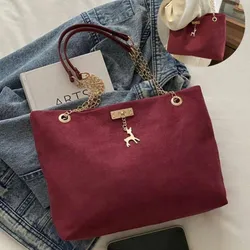Bolso rojo mediano con detalle de venado en dorado
