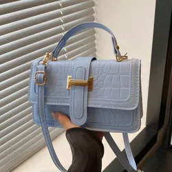 Cartera mediana color azul claro