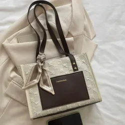 Cartera grande con tiras marrón